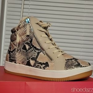 Never worn, ordered too big